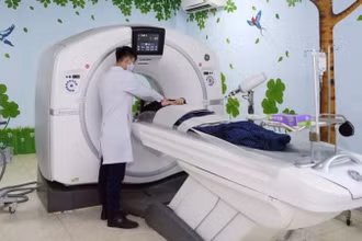 Máy chụp CT 128 dãy phục vụ bệnh nhân tại Bệnh viện đa khoa Hà Đông, Hà Nội. (Ảnh: nhandan.vn)