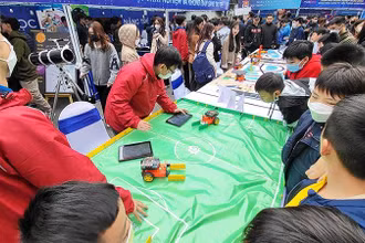 Đông đảo sinh viên, học sinh đến với Ngày hội trải nghiệm và Không gian sáng tạo trẻ.