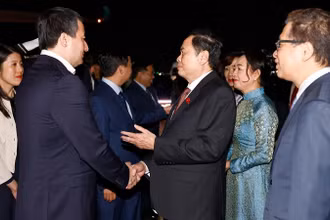 Chủ tịch Quốc hội Trần Thanh Mẫn và Phu nhân, Phó Thủ tướng Chính phủ Cộng hòa Uzbekistan Khodjayev Jamshid Abdukhakimovich và đại biểu. (Ảnh: Doãn Tấn/TTXVN)