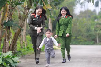 Niềm hạnh phúc của Mẹ công an khi đỡ đầu trẻ mồ côi.
