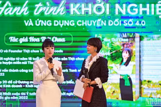 Chị Nguyễn Thị Thu Hoa (bên trái) chia sẻ về hành trình khởi nghiệp của chính mình.
