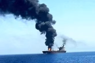 Tàu chở hàng bị lực lượng Houthi tấn công ngoài khơi Hodeidah, Yemen. (Ảnh: IRNA/TTXVN)