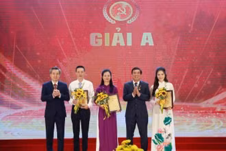 Ban Tổ chức trao giải cho các tác giả, nhóm tác giả đoạt giải A.
