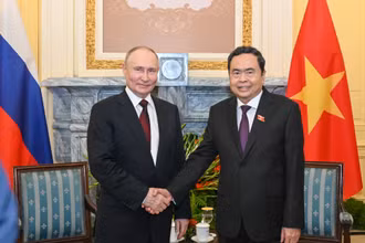 Chủ tịch Quốc hội Trần Thanh Mẫn và Tổng thống Liên bang Nga Vladimir Putin chụp ảnh lưu niệm tại buổi hội kiến.