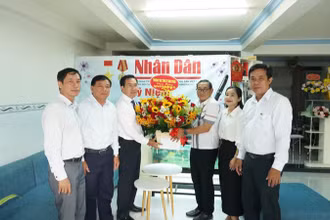 Đồng chí Phạm Văn Hậu, Phó Bí thư Thường trực Tỉnh ủy; Chủ tịch Hội đồng nhân dân tỉnh Ninh Thuận tặng lẵng hoa chúc mừng Văn phòng đại diện Báo Nhân Dân tại Ninh Thuận.