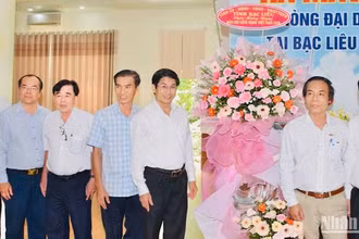 Các đồng chí lãnh đạo Thường trực Tỉnh ủy và Ủy ban nhân dân tỉnh Bạc Liêu đến thăm và chúc mừng Văn phòng đại diện Báo Nhân Dân tại Bạc Liêu, nhân kỷ niệm 99 năm Ngày Báo chí cách mạng Việt Nam.