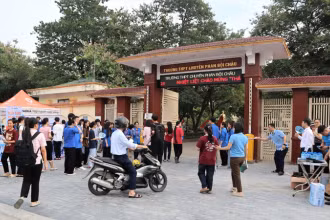 Các thí sinh đến điểm thi Trường trung học phổ thông chuyên Phan Bội Châu từ sáng sớm.