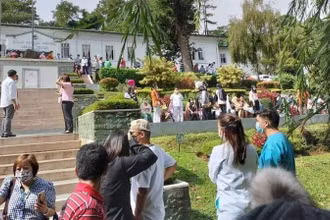 Người dân di dời khỏi các tòa nhà để đề phòng rủi ro. (Ảnh: Cơ quan Phòng vệ dân sự Philippines)
