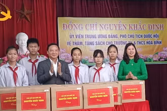 Hàng trăm đầu sách với những thông tin đa dạng, bổ ích được Phó Chủ tịch Quốc hội Nguyễn Khắc Định trao tặng.