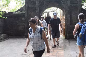 Du khách tham quan Danh thắng Ngũ Hành Sơn.