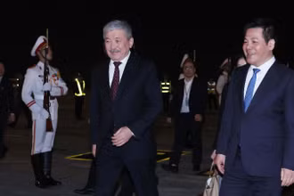 Bộ trưởng Công thương Nguyễn Hồng Diên đón Thủ tướng Kyrgyzstan Adylbek Kasimalyev tại sân bay quốc tế Nội Bài. (Ảnh: An Đăng/TTXVN)