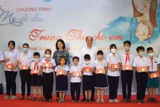 Tặng quà Trung thu cho các em nhỏ.