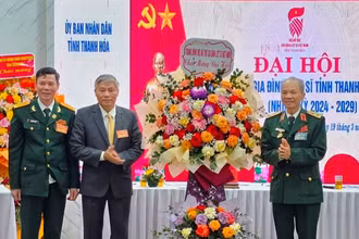 Đại diện Hội hỗ trợ gia đình liệt sĩ Việt Nam tặng hoa chúc mừng đại hội.
