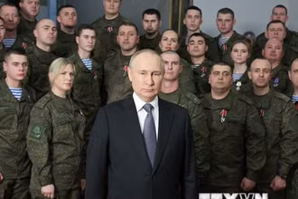 Tổng thống Nga Vladimir Putin trong bài phát biểu Thông điệp năm mới, tại trụ sở Quân khu miền nam của Nga, ở Rostov-on-Don ngày 31/12/2022. (Ảnh: AFP/TTXVN)