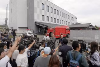 Các phóng viên tập trung trước tòa thị chính Takahama ở tỉnh Aichi, miền trung Nhật Bản, ngày 16/7/2024. (Ảnh: Kyodo)