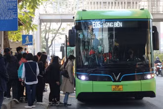 Các tuyến buýt, điểm dừng xe buýt được bố trí hợp lý, bảo đảm thuận lợi cho hành khách đi lại. (Ảnh: Hương Trà)