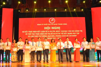 Ban Thường vụ Đảng ủy Khối các cơ quan Trung ương khen thưởng các chi bộ có thành tích xuất sắc học tập và làm theo tư tưởng, đạo đức, phong cách Hồ Chí Minh.