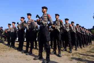 Cảnh sát Indonesia. (Ảnh: AFP/TTXVN)