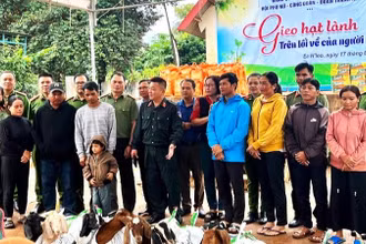 Lãnh đạo và cán bộ, chiến sĩ Công an huyện Ea H'leo cùng các hộ dân tham gia chương trình.