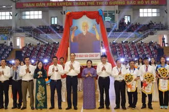 Ban Tổ chức trao cờ lưu niệm cho các đoàn tham gia Hội khỏe Phù Đổng.