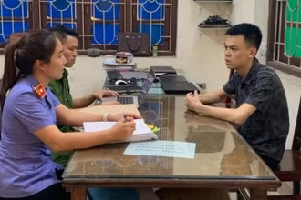 Đối tượng Phạm Viết Trung (áo đen) làm việc với cơ quan chức năng. (Ảnh: Công an huyện Tiên Du)