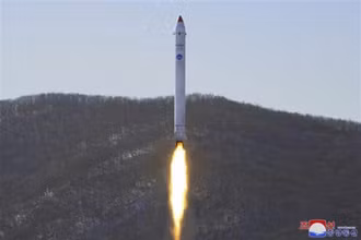 Hình ảnh do Hãng Thông tấn Triều Tiên (KCNA) đăng phát ngày 19/12/2022 về vụ phóng thử tên lửa mang vệ tinh thực nghiệm tại bãi phóng vệ tinh Sohae ở Tongchang-ri. (Ảnh: AFP/TTXVN)
