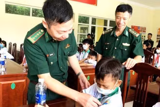 Đại tá Đỗ Quang Thấm, Phó Chính ủy Bộ Chỉ huy Bộ đội Biên phòng Đắk Lắk thăm hỏi các cháu “Con nuôi Đồn biên phòng” tham dự chương trình.