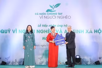 Giám đốc Công ty TNHH MTV Lan Anh trao số tiền 13,6 triệu đồng ủng hộ Quỹ "Vì người nghèo".