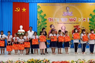 Thiếu nhi có hoàn cảnh khó khăn học giỏi nhận quà Tết.