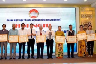 Lãnh đạo tỉnh tặng Bằng khen của Chủ tịch Ủy ban nhân dân tỉnh cho các tập thể đạt thành tích xuất sắc trong tham gia tổ chức “Ngày hội Đại đoàn kết toàn dân tộc”.