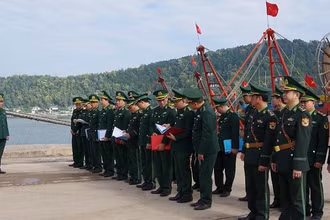 Các học viên thực hành nghiệp vụ công tác cửa khẩu tại cảng biển.