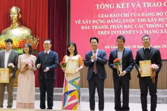 Các đồng chí lãnh đạo tỉnh Hà Giang trao giải nhất giải báo chí viết về xây dựng Đảng cho các tác giả.