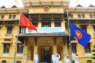 Lực lượng tiêu binh thực hiện nghi thức thượng cờ ASEAN.(Ảnh: Văn Điệp/TTXVN)