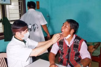 Quân y Bộ đội Biên phòng Thừa Thiên Huế khám bệnh cho người dân xã Quảng Nhâm (huyện biên giới A Lưới).