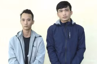 Hai đối tượng Đặng Thanh Vũ (áo xanh đen) và Hoàng Hải Đức tại cơ quan công an. (Ảnh: Công an cung cấp)