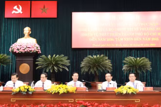 Các đại biểu chủ trì Hội nghị.