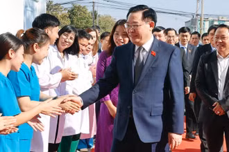 Chủ tịch Quốc hội Vương Đình Huệ với cán bộ, bác sĩ, y tá của Bệnh viện quốc tế La Vie. (Ảnh: Doãn Tấn-TTXVN)
