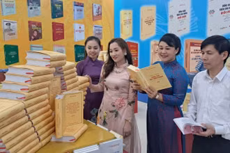 Độc giả tham quan Không gian sách tại Trường đào tạo cán bộ Lê Hồng Phong.