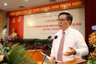 Đồng chí Nguyễn Trọng Nghĩa phát biểu tại buổi gặp mặt.