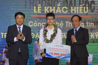 Phó Bí thư thường trực thành ủy Đà Nẵng Lương Nguyễn Minh Triết và Giám đốc Đại học Đà Nẵng Nguyễn Ngọc Vũ vinh danh, khen thưởng các thủ khoa Đại học Đà Nẵng. (Ảnh: ANH ĐÀO)