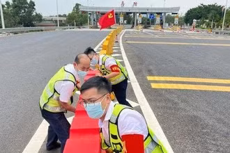 Lực lượng chức năng tỉnh Quảng Đông (Trung Quốc) kiểm tra đường bộ cao tốc, để ứng phó cơn bão Maon.
