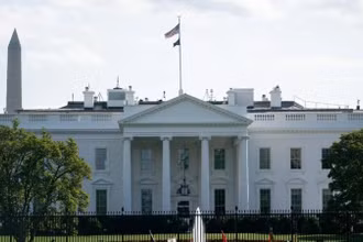Quang cảnh bên ngoài Nhà Trắng ở Washington D.C. (Ảnh: THX/TTXVN)