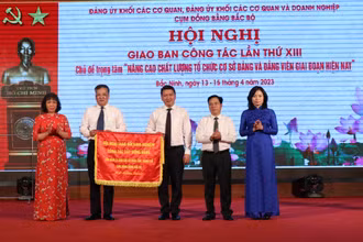 Đảng ủy khối các cơ quan và doanh nghiệp Bắc Ninh trao cờ cho các đơn vị tham dự hội nghị.