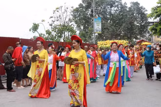Hàng nghìn người tham gia đoàn rước.