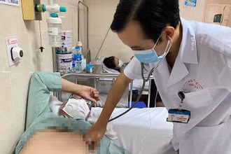 Bệnh nhân mắc sốt xuất huyết nằm điều trị tại Bệnh viện E. 
