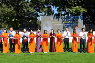 Lãnh đạo tỉnh, các sở, ngành và địa phương cắt băng khai mạc triển lãm.