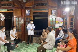 Cán bộ y tế huyện Nậm Pồ tuyên truyền các biện pháp phòng bệnh đến người dân xã Nà Hỳ. (Ảnh: Bích Hạnh)