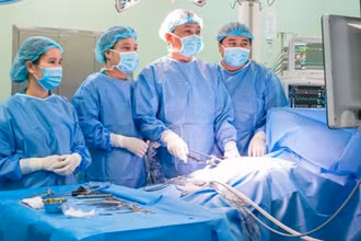 Tiến sĩ, bác sĩ Trần Anh Quỳnh cùng đồng nghiệp đang phẫu thuật cho bệnh nhi.