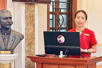 Điều dưỡng Đặng Thị Hạ - nữ nhân viên y tế Trung tâm Cấp Cứu A9, Bệnh viện Bạch Mai.