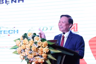 Phó Giáo sư, Tiến sĩ Trần Quý Tường, Chủ tịch Hội Tin học Y tế chia sẻ tại hội thảo.